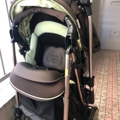 コンビ のベビーカー の画像