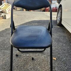 折りたたみ椅子の画像