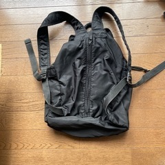 黒のシンプルリュックの画像