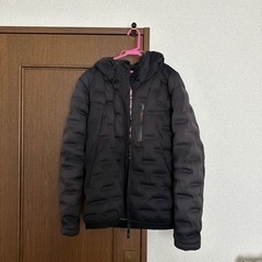 壊れたファスナーのジャンパー