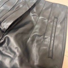 ZARA レザーパンツの画像
