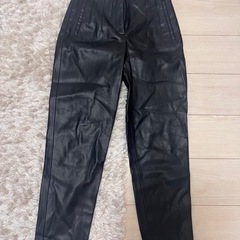 ZARA レザーパンツ