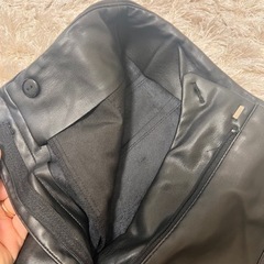 ZARA レザーパンツの画像