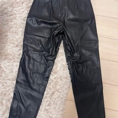 ZARA レザーパンツの画像