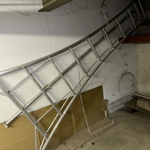 ３本脚の脚立　高所作業用