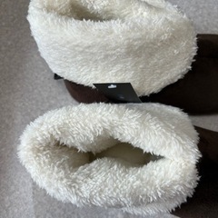 《新品未使用》足首まで暖かい　ムートン調ルームシューズの画像