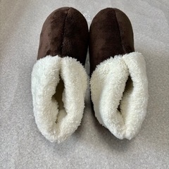 《新品未使用》足首まで暖かい　ムートン調ルームシューズの画像