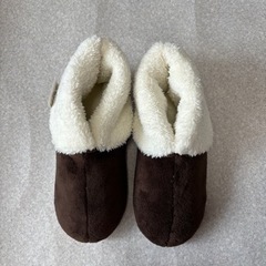 《新品未使用》足首まで暖かい　ムートン調ルームシューズの画像