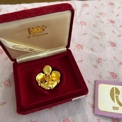 22金コーティングのお花ブローチ
