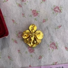 22金コーティングのお花ブローチの画像