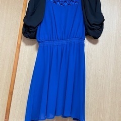 綺麗な青のドレスの画像