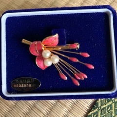 ブローチ　決まりました。