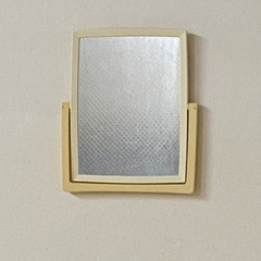 壁掛けにもなる鏡の画像