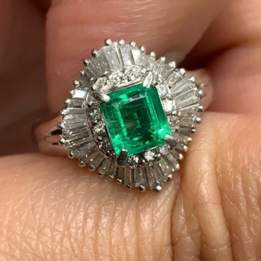 売り切れました。Pt900 プラチナ900 エメラルドリング　ダイヤモンドリング　6.8g 鑑別書付