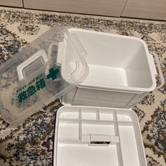 美品　家庭用　救急箱　BOX   仕切りあり　薬箱　ホワイトの画像