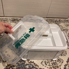 美品　家庭用　救急箱　BOX   仕切りあり　薬箱　ホワイトの画像