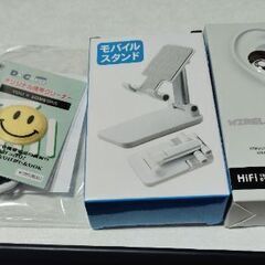 スマホスタンド、Bluetoothイヤホン他