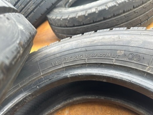 ダンロップ　２tダンプ　195.75.15