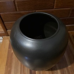 大きい　黒いつぼの画像