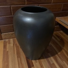 大きい　黒いつぼ