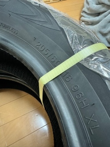 新品スタッドレスタイヤ4本セット　205/60/R16