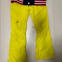スノボウエアと帽子の画像