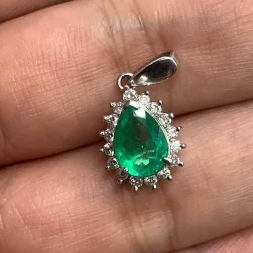 売り切れました。Pt900 プラチナ900 エメラルドペンダントトップ　2.8g E0.95ct D0.30