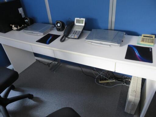 パソコン事務所机【一カ所色あせあり】＋イス【未使用】セット 都内