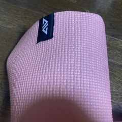 ヨガマットと筋膜ローラーの画像
