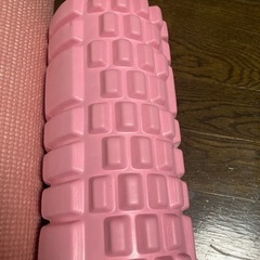 ヨガマットと筋膜ローラーの画像