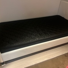 シングルベッド　合皮フレーム白＋マットレス黒の画像