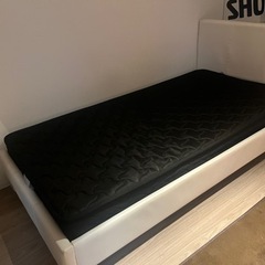 シングルベッド　合皮フレーム白＋マットレス黒