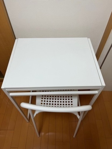 机と椅子3個