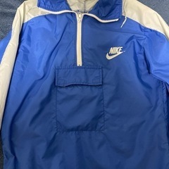 ナイキのナイロンスポーツウェアの画像