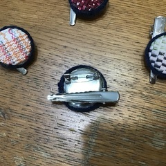 裂き織り　　ピンブローチ　　　ハンドメイドの画像