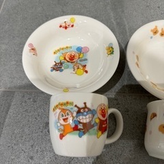 子供用のお皿とコップの画像