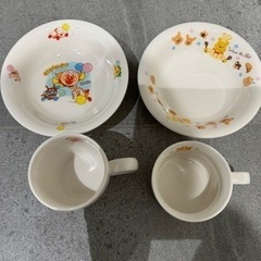 子供用のお皿とコップの画像