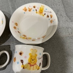 子供用のお皿とコップの画像