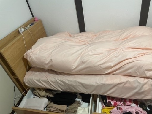 収納力の高いシングルベッド。