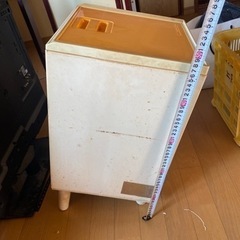 昭和レトロポップ　米びつ　花柄　ホワイト　イエローの画像