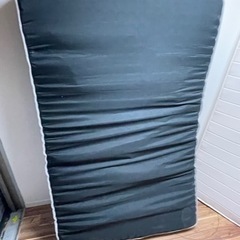 セミダブルマットレス無料で差し上げます。 ２枚の画像
