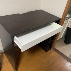 1／31午前まで　つくえ　引き出しつき　横に小さな本棚つき