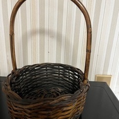籐でできた取っ手付きカゴ