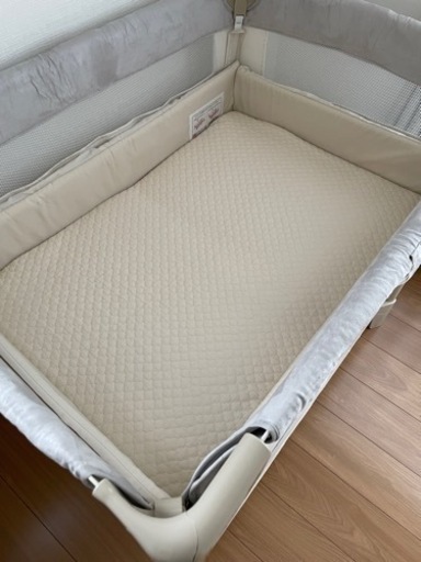 美品【Aprica】ココネルエアー(ホワイトベージュ) マットレス付