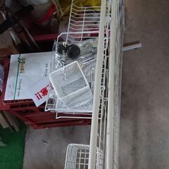 二段階式、一段850円二段階かご二個付き1200円、で半分の価格です、突っ張り付き、ハンガーにも、仕切りにも、趣味の帽子、アウター、その他見せて飾る品、の画像