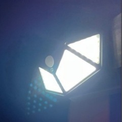 【取付OK、配線不要】屋外用LEDソーラーセンサーライト 防犯や...