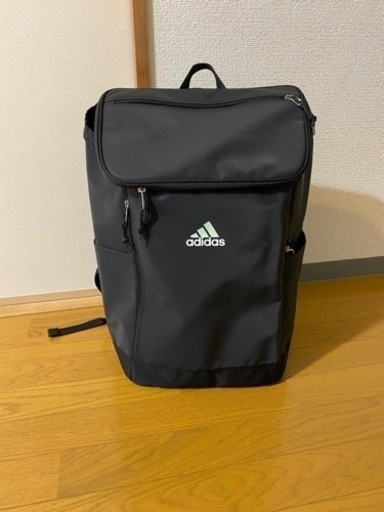 adidas スクエアリュック　30L