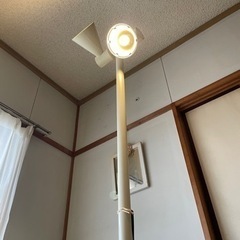 照明ブランドの小泉　点灯位置可動式　フロアスタンドの画像