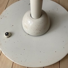 照明ブランドの小泉　点灯位置可動式　フロアスタンドの画像