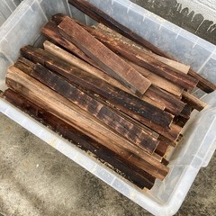 しば、廃材、キャンプ用の薪